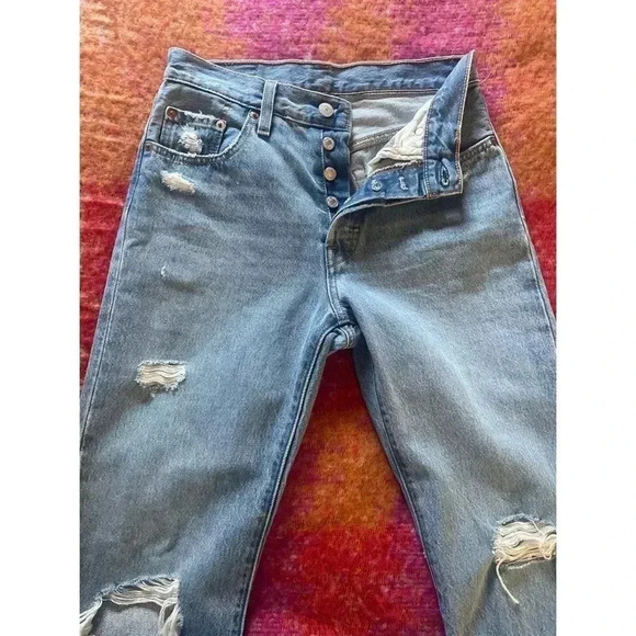 New With Tags 501  Levi’s Original Cropped distressed - Picture 6 of 7